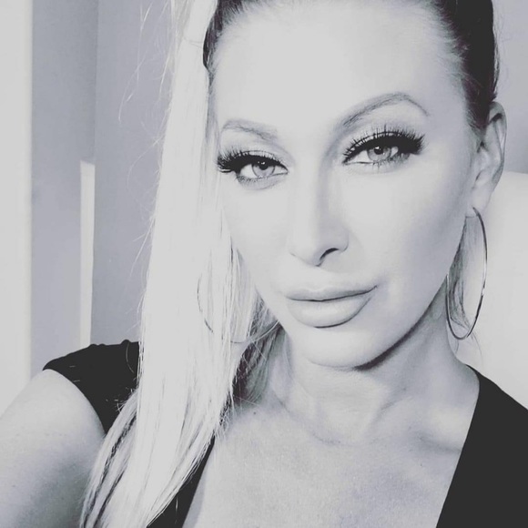 Meet your Posher, Jeanette - Picture 1 of 2